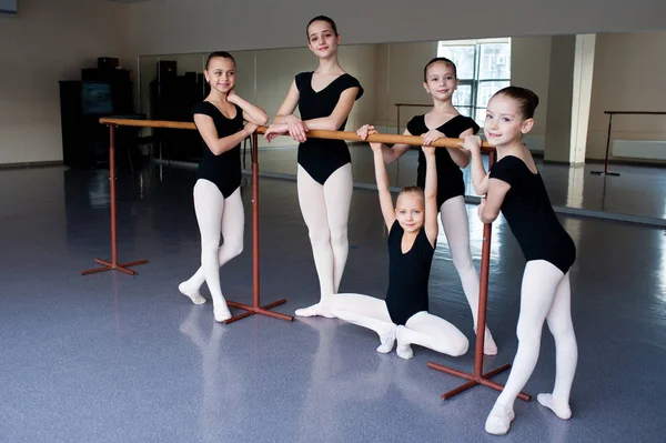 Meninas se comunicam na aula na escola de balé . — Fotografia de Stock