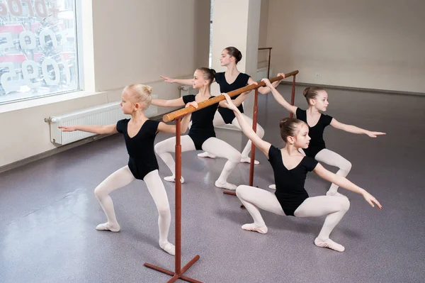 Ai bambini vengono insegnate le posizioni di balletto nella coreografia . — Foto Stock