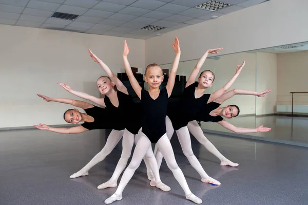 De choreograaf leert kinderen dansen. — Stockfoto