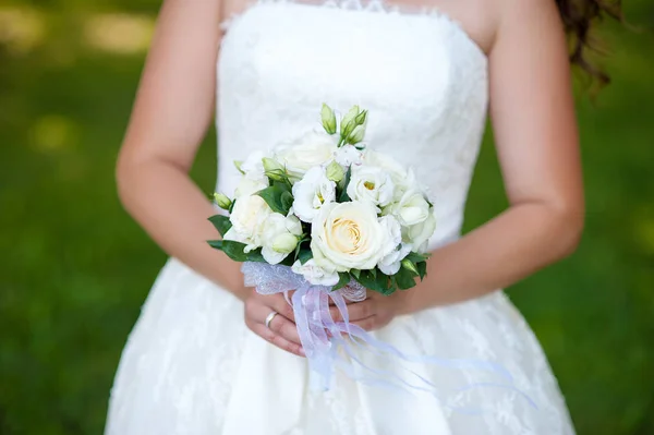 花嫁の手に結婚式の花束. — ストック写真