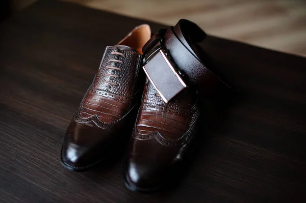 Erkek Ayakkabı ve kemer — Stok fotoğraf