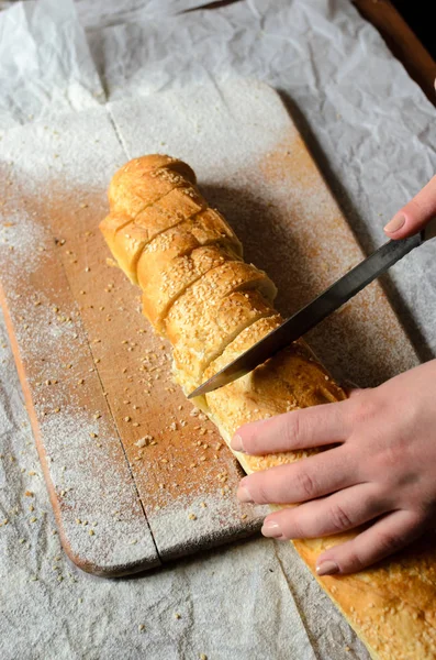 Pan rebanado en una tabla de madera. — Foto de Stock