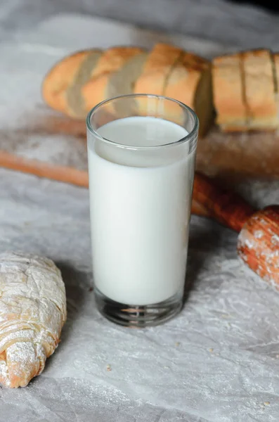 Stilleben av mjölk och bröd. — Stockfoto