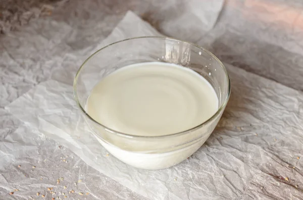 Mjölken hälls i en glasskål. — Stockfoto