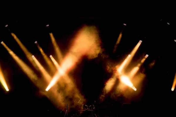 Scenljus med färgade spotlights och rök. — Stockfoto