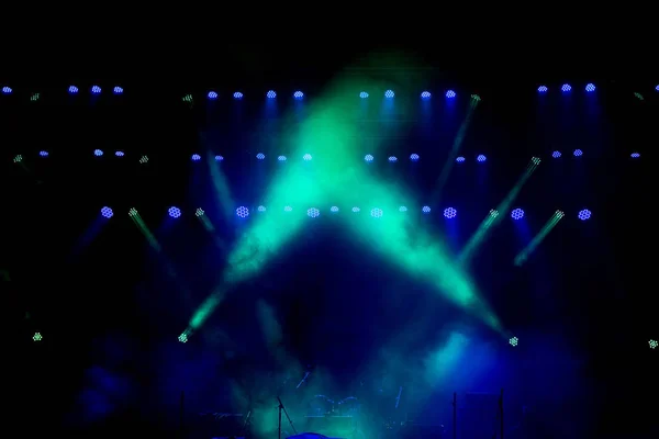 Światło scena z kolorowymi reflektorami i dymem. — Zdjęcie stockowe