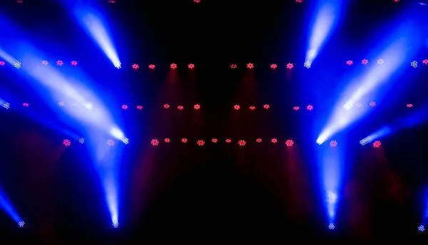 Luz de palco com holofotes coloridos e fumaça. — Fotografia de Stock