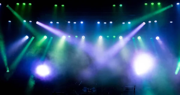 Luz de escenario con proyectores de colores y humo. —  Fotos de Stock