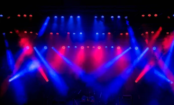 舞台灯光，有色聚光灯和烟雾. — 图库照片