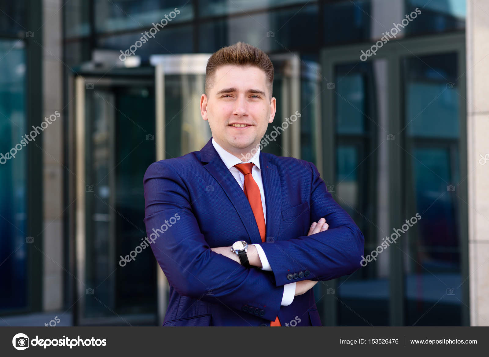 Un exitoso hombre de negocios con traje azul y corbata roja Foto de stock 153526476 fotofrol