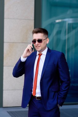 İş adamı telefonda konuşuyor..