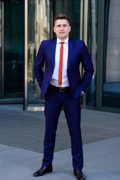 Úspěšný podnikatel v modrém obleku a kravatě. — Stock fotografie