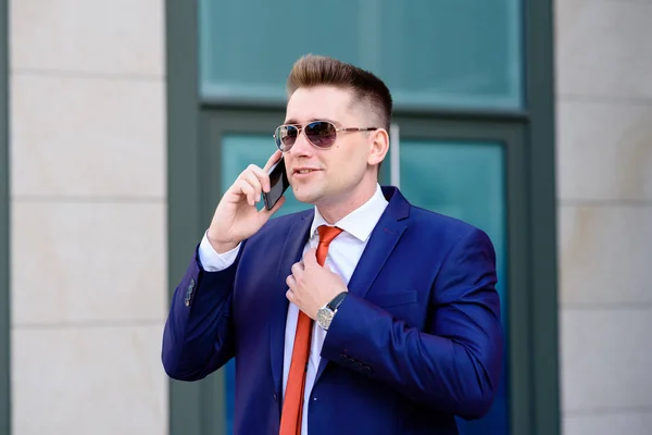 Uomo d'affari che parla al telefono. — Foto Stock
