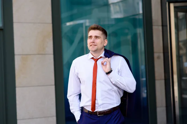 Un uomo d'affari di successo in abito blu e cravatta rossa . — Foto Stock