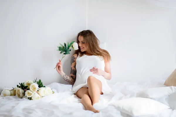 임신한 소녀 흰색 드레스에 문신. — 스톡 사진