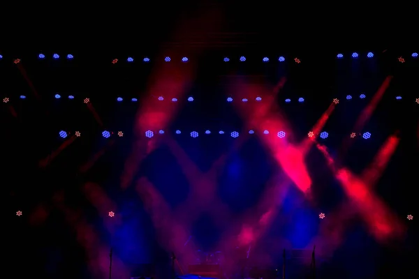 Escenario libre con luces multicolores — Foto de Stock