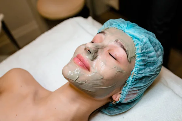 Ansikte peeling mask, spa skönhetsbehandling, hudvård. Kvinnan får ansiktsvård av kosmetolog på spa salong.. — Stockfoto