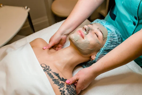 Mujer joven disfrutando de masaje facial en el salón de spa.Masaje facial .. —  Fotos de Stock