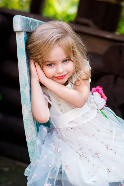 Aranyos kis baba lány gyönyörű fehér ruhában, a játszótér, pihenőpark stump széken ülő — Stock Fotó