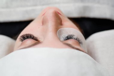 Kirpik uzatma içinde Güzellik Salonu. Eğitim ve işaretleme.