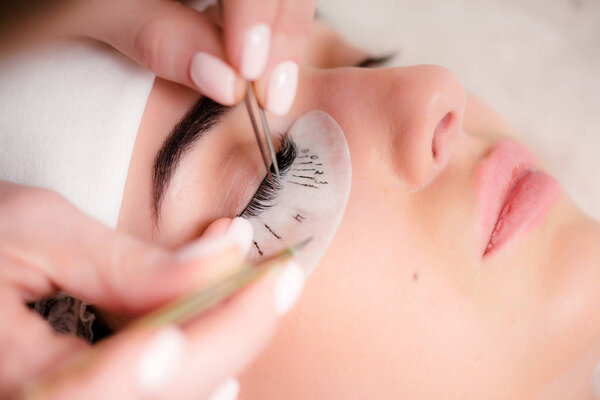 Eyelash extensions in the beauty salon, education.