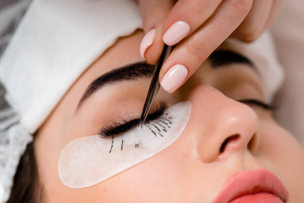Eyelash extensions in the beauty salon. Training and marking.