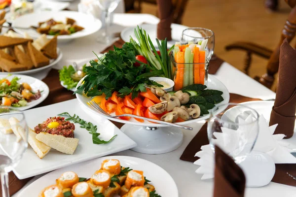 Салат з овочами та зеленню на дерев'яному столі — стокове фото