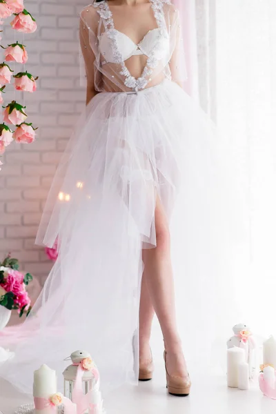 Attraente giovane donna in lingerie bianca. Bella sposa in lingerie al mattino — Foto Stock