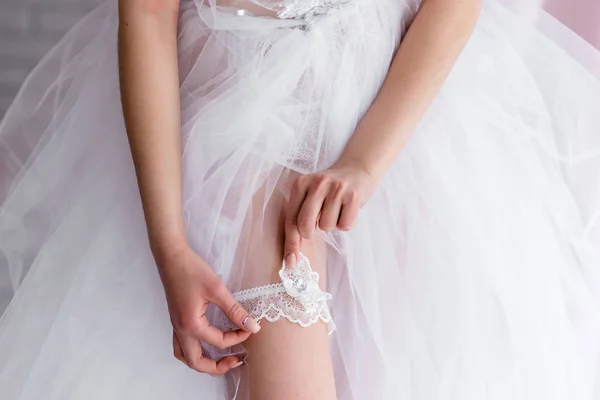 Nevěsta na sobě svatební podvazek. Žena ukazuje její sexy nohy — Stock fotografie