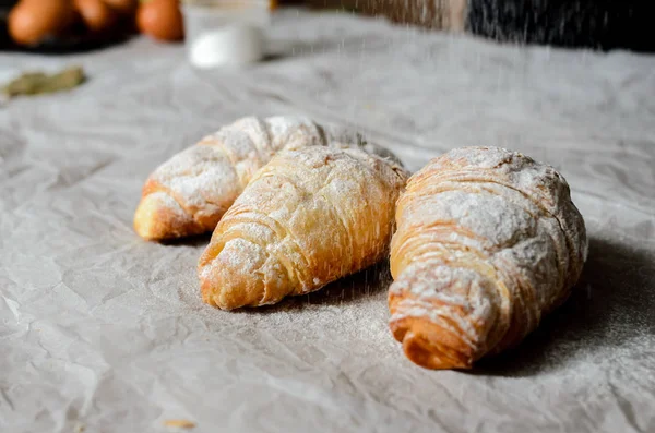 Świeżo upieczone bagietki i croissanty w rustykalnym stylu z lato — Zdjęcie stockowe