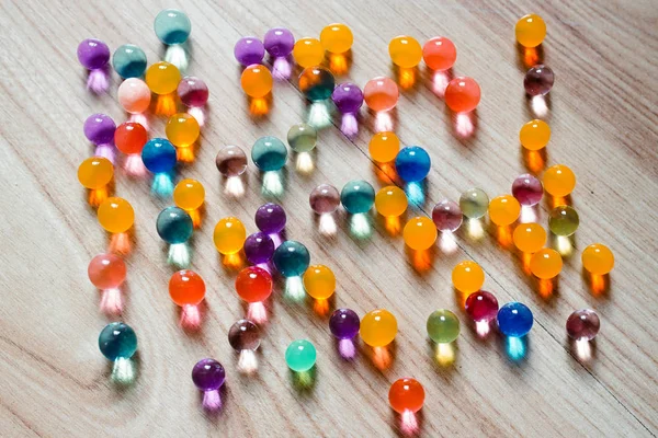 Ett mönster som skapats av några colorfull gummibollar — Stockfoto