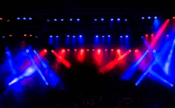 Escena, luz de escenario con focos de colores y humo — Foto de Stock