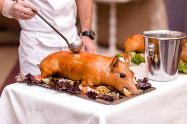 Domuz kızartma. Tabakta sebze ile kavrulmuş domuz yavrusu