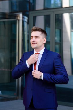 İş adamı kravatını toplantı veya iş toplantısında önce ayarlar.