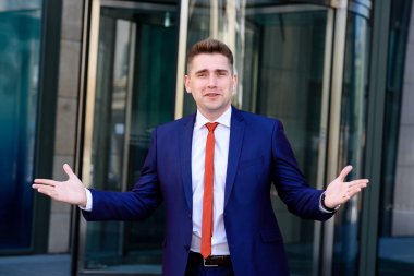 İş adam gülümseyerek ve memnuniyetle ortakları ve istemciler.