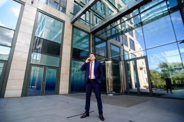 Cep telefonu üzerinde konuşurken iş adamı. İş toplantısı tartışılması.