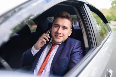 Cep telefonu arabada konuşurken iş adamı.