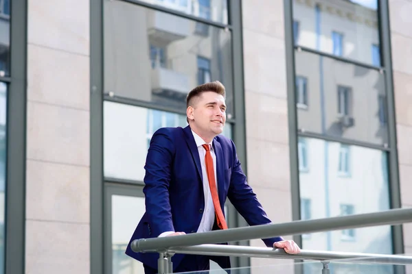 Zakenman ademt frisse lucht in de straat. — Stockfoto