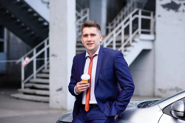 Uomo d'affari che beve caffè in macchina . — Foto Stock