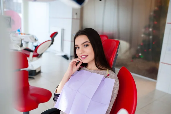 Beautiful girl laughs in the dental chair. — Stock Photo, Image