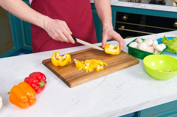 Άνθρωπος Χέρια Κοπή Κίτρινο Πάπρικα Λευκό Μαχαίρι Όμορφος Μάγειρας Κομμένα — Φωτογραφία Αρχείου