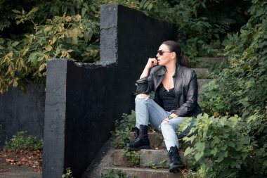 Deri ceketli şık bir kadın.