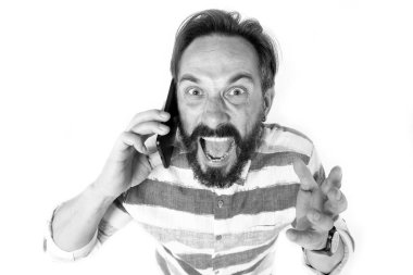 Yetişkin bir adam cep telefonunda yalnız başına ağlıyor. Donanma gömlekli sinirli sakallı adam cep telefonuyla bağırıyor.