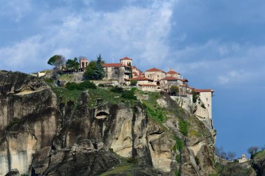 Yunanistan 'ın Meteora kentindeki Ortodoks Varlaam Manastırı' nın panoramik manzarası