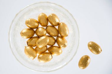 Altın sarılmış çikolata Paskalya yumurtaları