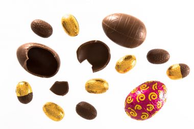 Kaydırılmış ve unwrapped çikolata Paskalya yumurtaları çeşitli 