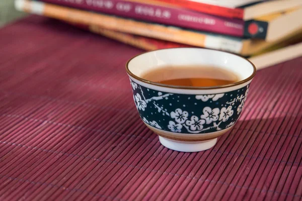 一杯のお茶や屋外の日陰光 amb の書籍のクローズ アップ — ストック写真