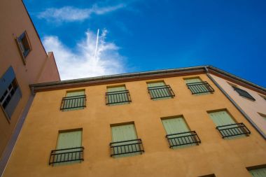 Perpignan şehir merkezinde renkli binalar