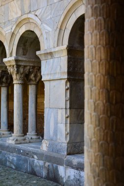 Sütunlar ve gözlerden Ash Manastırı