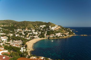Canyelles Beach yılında gül şehrin havadan görünümü 